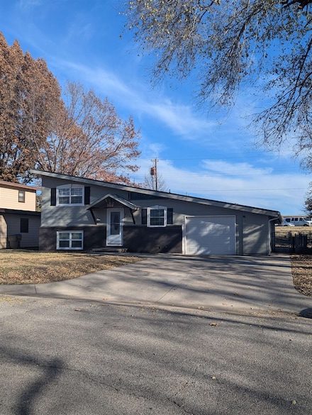 416 S Westview Dr, Derby, KS 67037