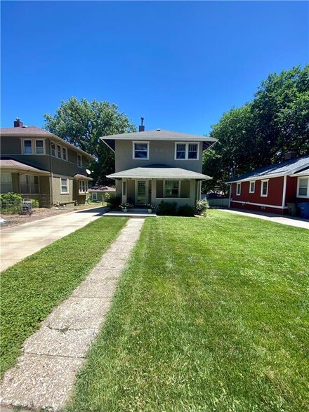 687 28th St, Des Moines, IA 50312