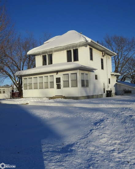 611 Broadway St, Brooklyn, IA 52211