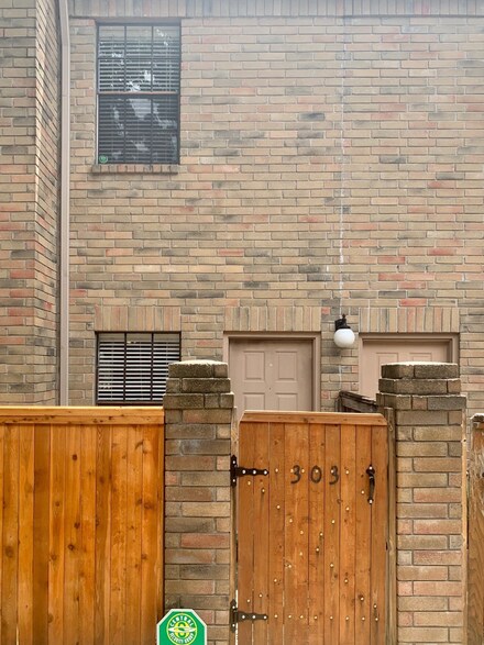 9850 Pagewood Ln Unit 303, Houston, TX 77042