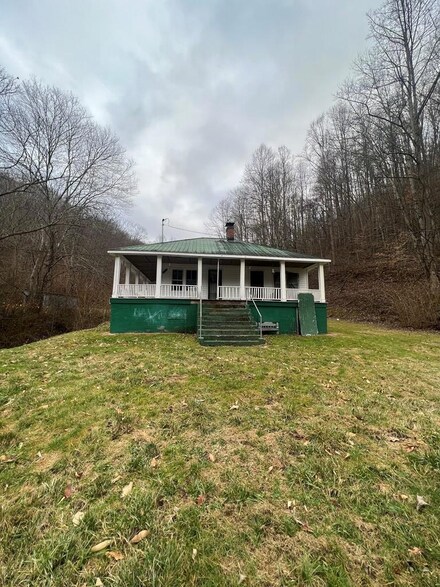 2708 Highway 1148, Isom, KY 41824
