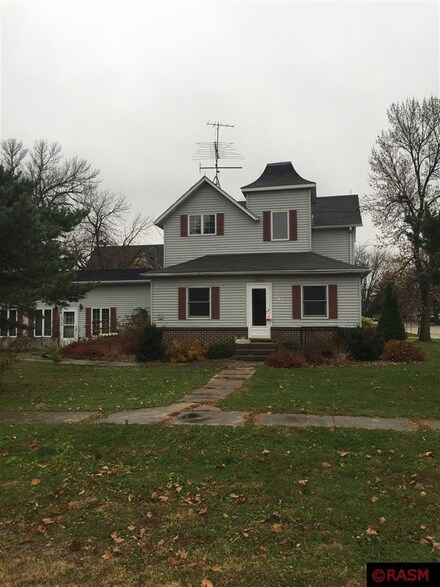 202 N Main St, Rake, IA 50465