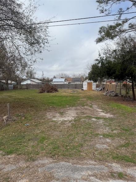 914 Chestnut St, La Marque, TX 77568