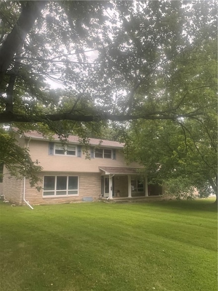 18 Woodmere Dr, Paris, IL 61944
