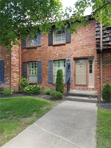 224 Wedgewood Dr, Williamsville, NY 14221