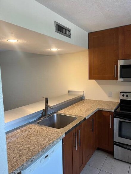 3626 Whitehall Dr Unit 2050, West Palm Beach, FL 33401