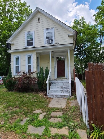 12 Franklin St, Pepperell, MA 01463