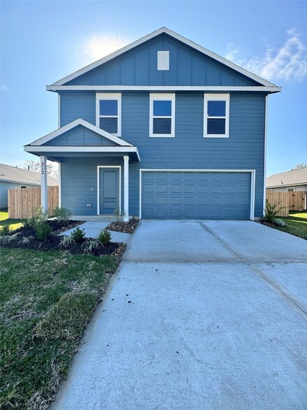 212 Houston St, Angleton, TX 77515