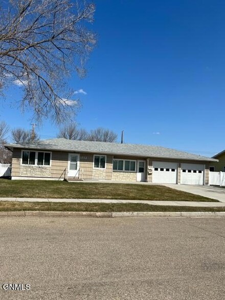 1712 2nd Ave E, Williston, ND 58801