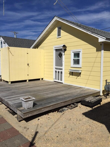 18 5th Ln, Seaside Park, NJ 08752