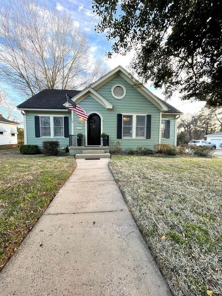 1102 E Park Ave, Palestine, TX 75801