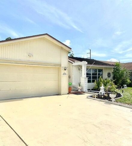 2699 SW 10th Dr, Deerfield Beach, FL 33442