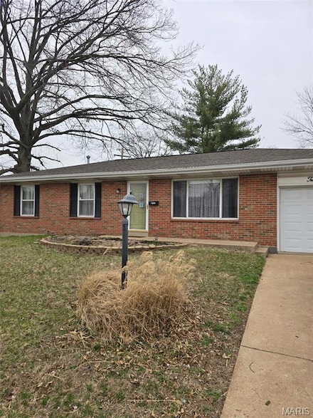 1205 Fox Run Dr, Florissant, MO 63033