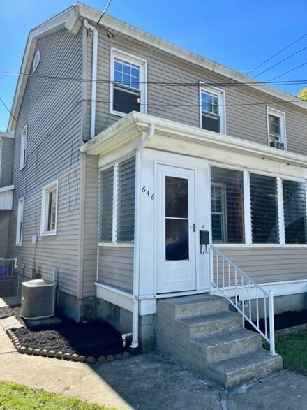 646 S 6th St, Jeannette, PA 15644