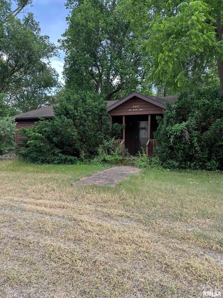 303 Chestnut St, Kilbourne, IL 62655