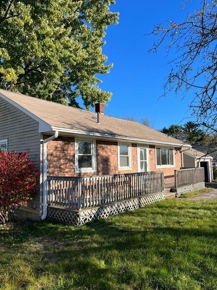 3 Robert Ave, Woburn, MA 01801