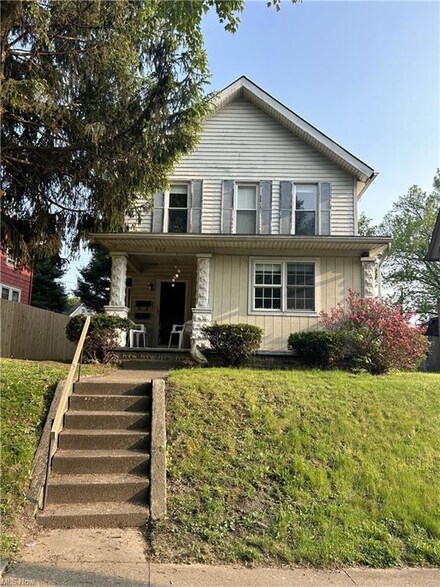 817 Chestnut St, Coshocton, OH 43812