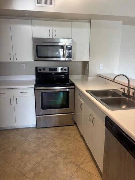 2620 S University Dr Unit 306, Davie, FL 33328