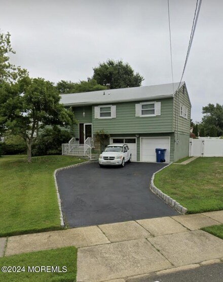 23 Daniel Dr, Hazlet, NJ 07730