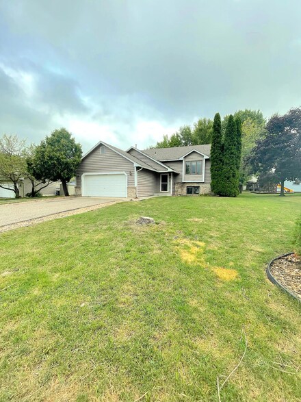 556 Kassel Dr, Chaska, MN 55318