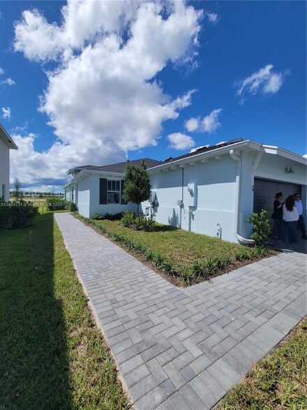 1689 Whistlegrass Ln, Loxahatchee, FL 33470