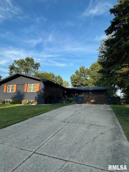 5215 N Sherbrook Ln, Peoria, IL 61614