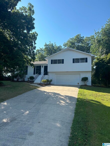 529 Overhill Dr, Pelham, AL 35124