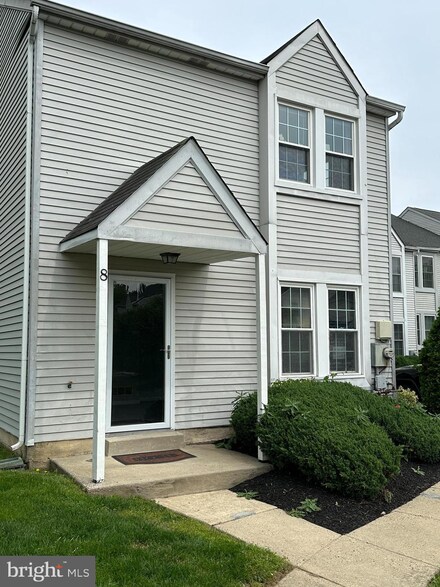 8 Maple Dr, Conshohocken, PA 19428