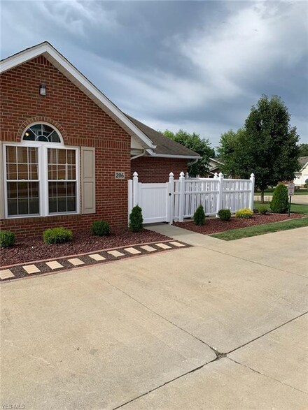 206 Greenbriar Ln Unit 206, Dalton, OH 44618