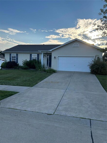 205 Trotters Point Dr, Wright City, MO 63390