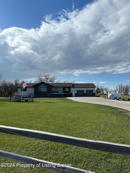 9115 2nd St NW, Halliday, ND 58636