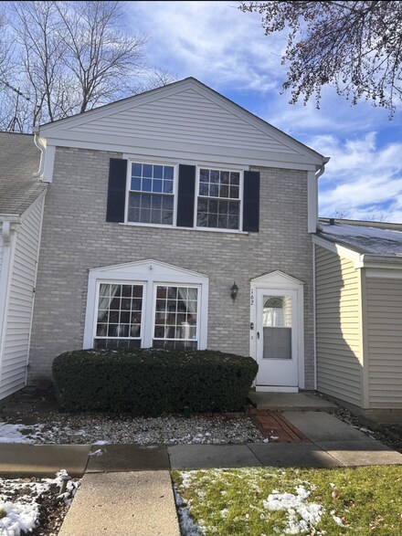 162 Bright Oaks Cir, Cary, IL 60013