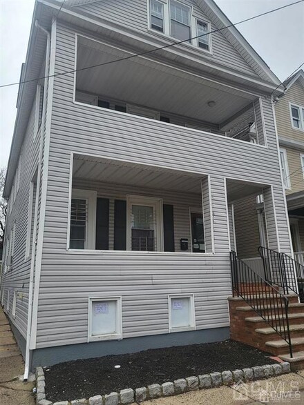 220 Hamilton St, New Brunswick, NJ 08901