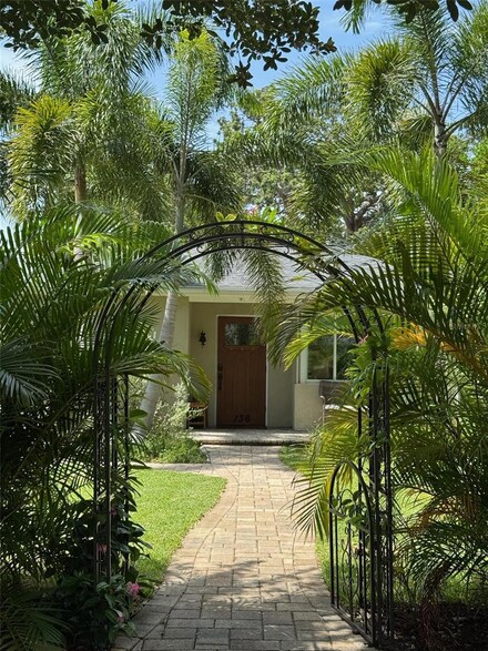 136 25th Ave N, Saint Petersburg, FL 33704