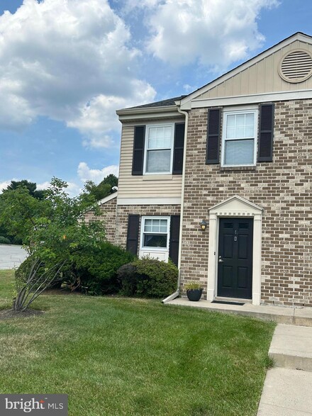1 Barclay Ct, Blue Bell, PA 19422