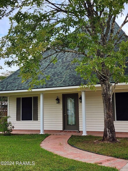 1015 Florence Dr, Breaux Bridge, LA 70517