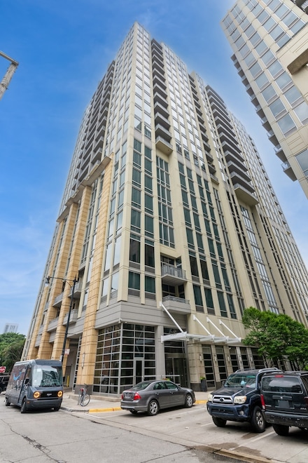 700 N Larrabee St Unit 1205, Chicago, IL 60654