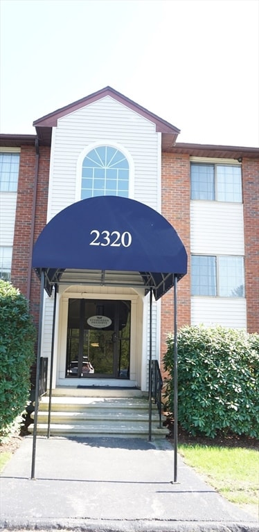 2320 Skyline Dr Unit 14, Lowell, MA 01854