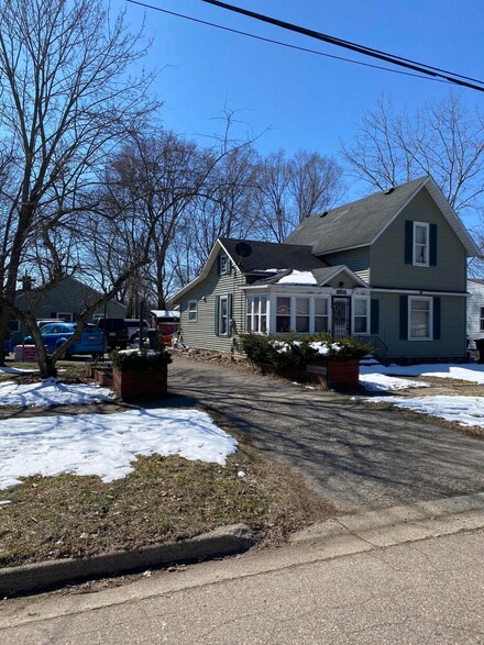 538 E Hammond St, Otsego, MI 49078