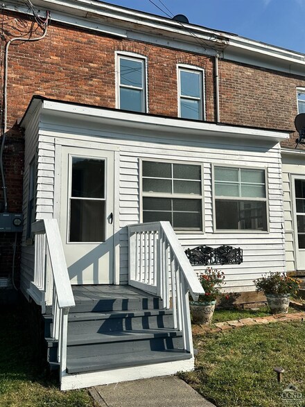 9 Prospect St, Hudson, NY 12534