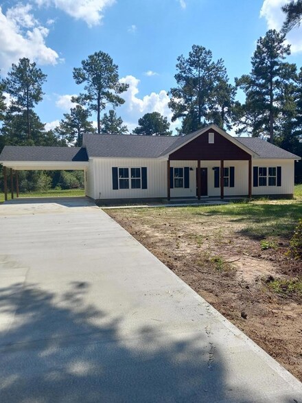 747 Lakeview Cir, Douglas, GA 31535