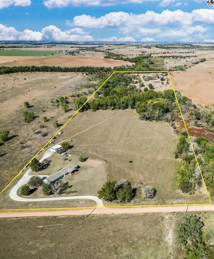 2108 W Irish Creek Rd, Hutchinson, KS 67501