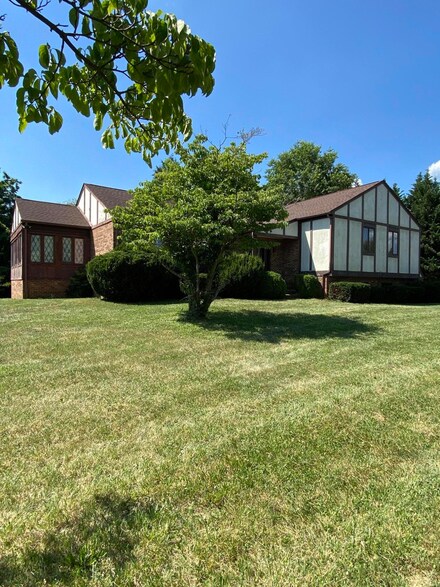 6812 Tinkerdale Rd, Roanoke, VA 24019