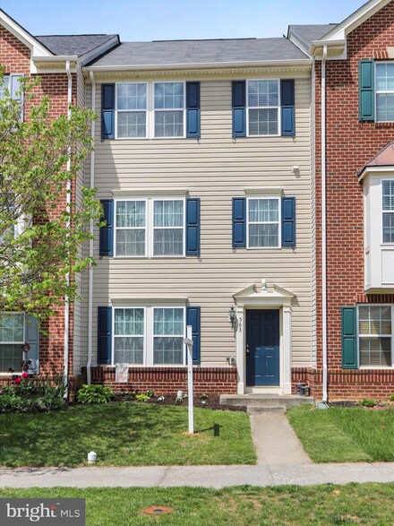 563 Lord Fairfax St, Charles Town, WV 25414