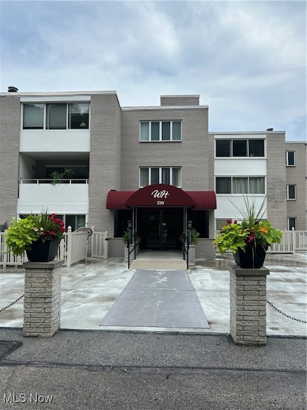 520 Meredith Ln Unit 302, Cuyahoga Falls, OH 44223