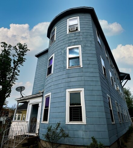 21 Woodward St, Worcester, MA 01610