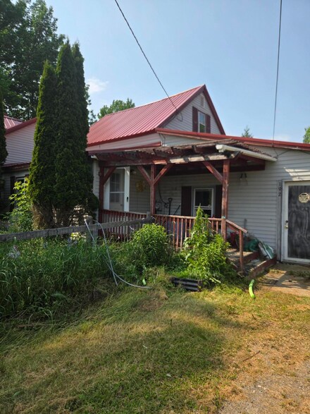 192 Old Bangor Rd, Newport, ME 04953