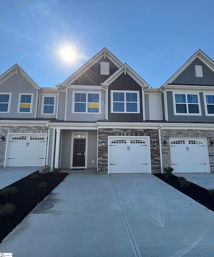 619 Autumn Lake Rd, Simpsonville, SC 29681