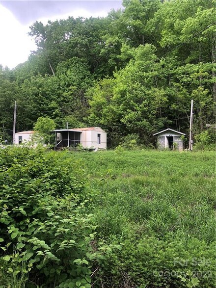 8976 Nc 208 Hwy, Marshall, NC 28753