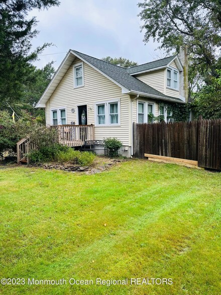 64 Johnson St, Waretown, NJ 08758